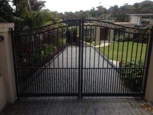 automatic gates Creators Range arch top with cirlces and mid height doggy bars